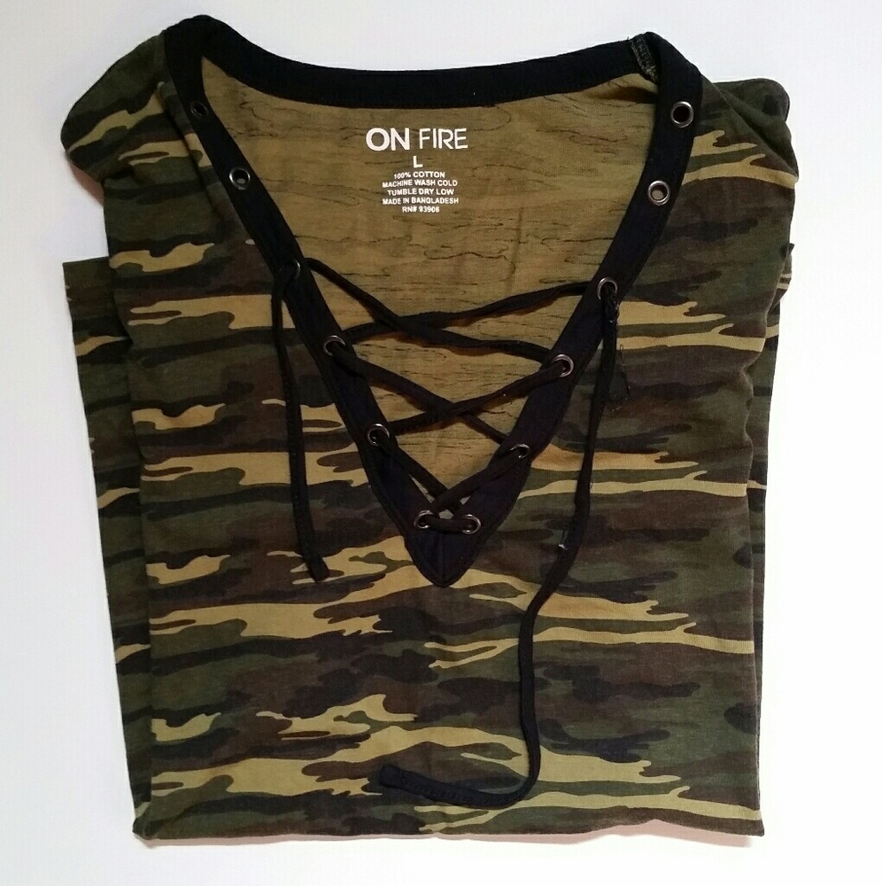 🆕🎉CAMO TEE🎉🆕